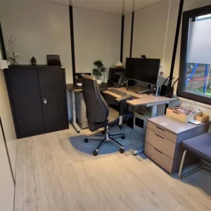Conteneur bureau 3 x 2 mètres avec une fenêtre fixe intégrale